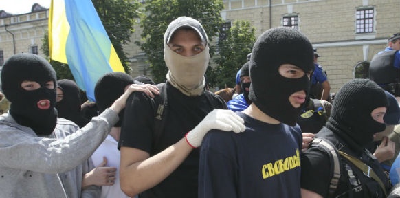 Vermummte pro-Ukraine Demonstranten