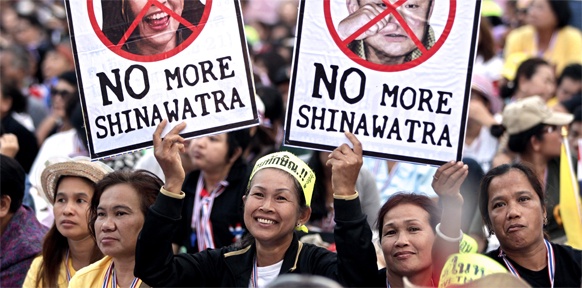 Thailändische Demonstrantinnen mit Anti-Shinawatra-Plakate