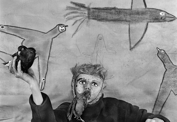 (C) ROGER BALLEN Roger Ballen, Take-off, aus der Serie Asylum, 2012
