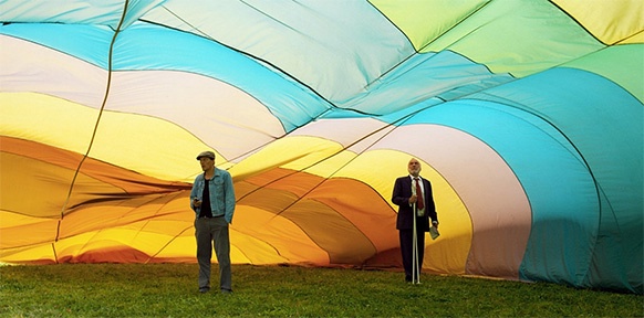 (C) FILMFONDS WIEN 2 Männer vor einem Ballon
