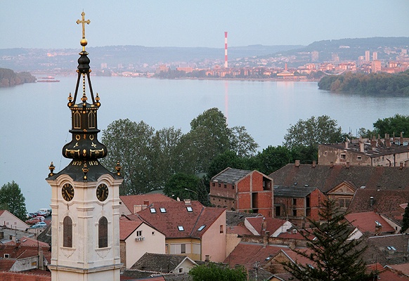 Blickachse von Zemun Richtung Donau, Sportpalast und Bezirk Dorćol.