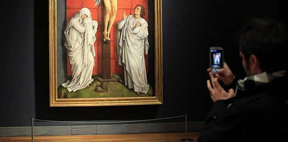 EPA/ZIPI Gemälde im Prado, Mann fotografiert