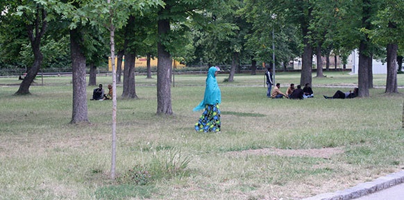 Flüchtlinge sitzen auf dem Gras