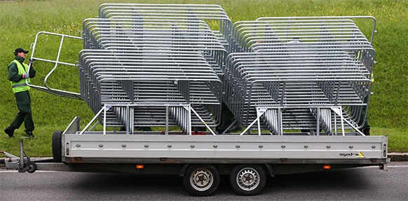 Gestapelte Absperrgitter