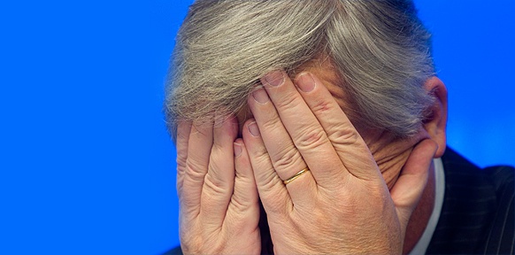 (C) EPA Jean-Claude Juncker birgt sein Gesicht