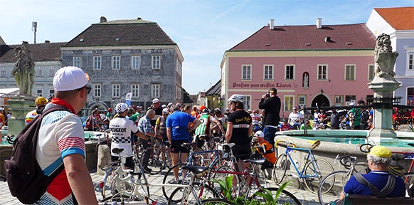 Hauptplatz von Retz mit vielen Radfahrern