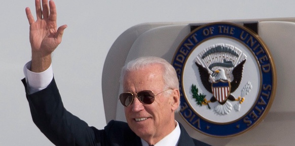 (C) APA/EPA/NG HAN GUAN / POOL Joe Biden steigt aus einem Flugzeug aus