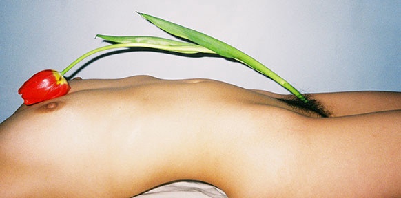 REN HANG Nackte Frau mit Tulpe