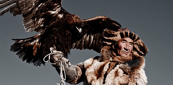 Mann im Pelz mit einem Adler