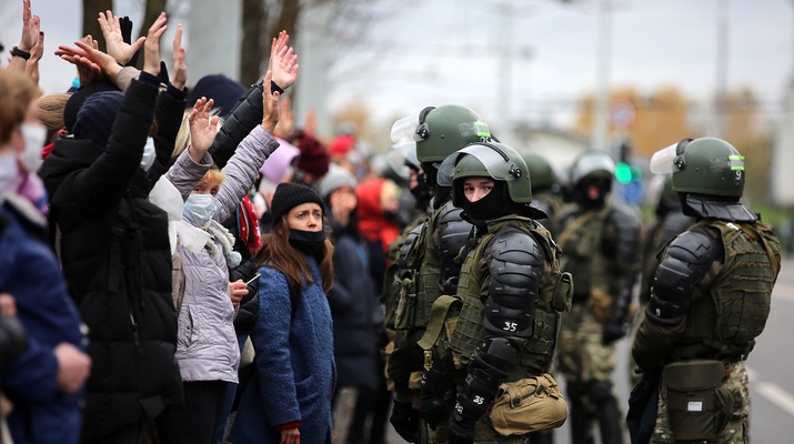 Demonstranten in Minsk mit Polizei