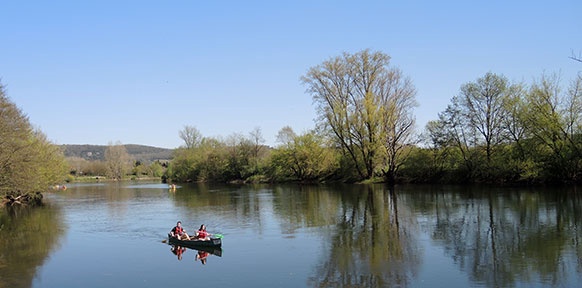 Auf der Dordogne kann man durch sanfte Landschaften paddeln