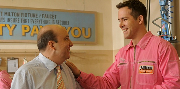 Filmszene aus "The Voices", zwei Männer sprechen miteinander