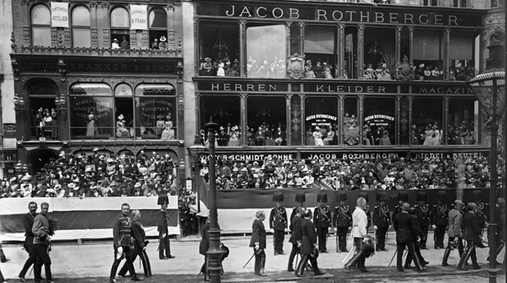 ÖNB/LICHTBILDSTELLE Kaufhaus Rothberger während einer Prozession, Juni 1899