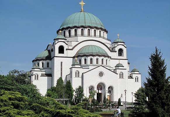 Aussen hui, innen ... Mächtige Orthodoxe Neukirche Hram. Seit Jahrzehnten Baustelle.