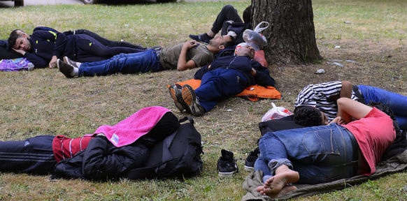 Flüchtlinge, die am Boden schlafen