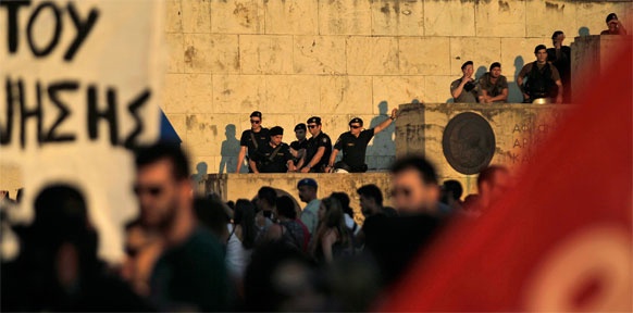 Demonstranten mit roten Fahnen vor dem Athener Parlament