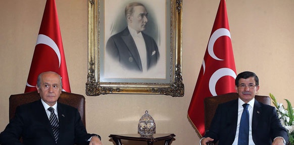 Zwei Männer vor türkischen Fahnen