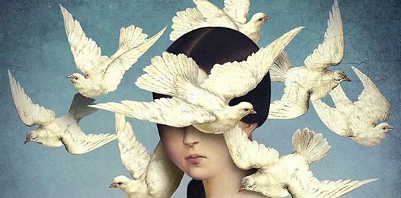 Weiße Tauben um den Kopf eines jungen Mädchens