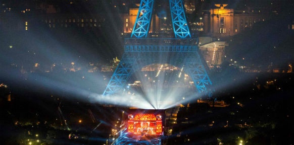 Eine Fanzone vor dem Eifelturm in Paris