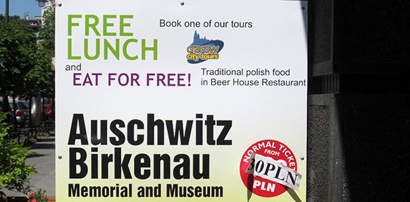 Tafel "Auschwitz Birkenau Memorial and Museum"