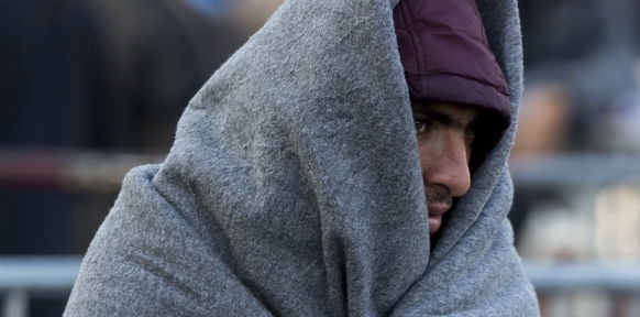Ein Flüchtling in eine Decke gehüllt