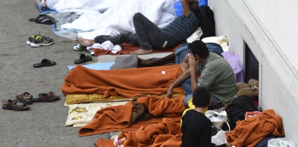 Flüchtlinge, die am Boden schlafen