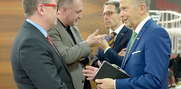 Gewerkschafts-Chefverhandler Franz Georg Brantner, Manfred Wolf (GPA) sowie Rene Tritscher und Peter Buchmüller