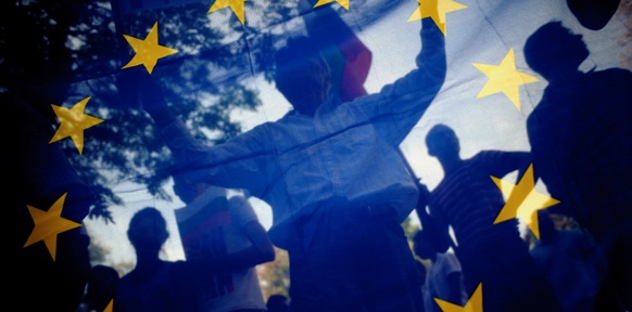 Menschen hinter einer EU-Fahne
