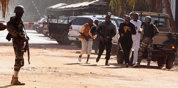 Militär und fluchtende Menschen in Bamako