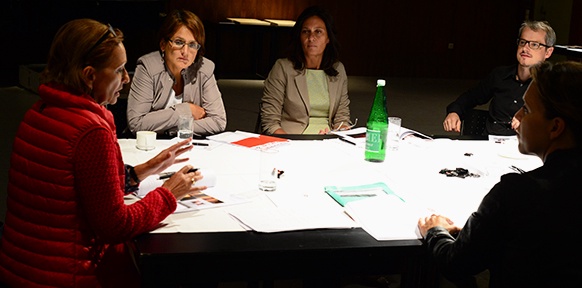 Jury unterhält sich am Tisch