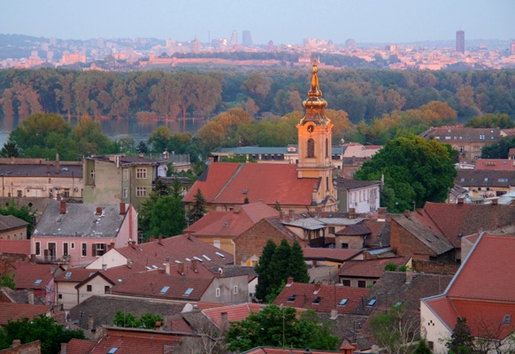 Blick über die Dächer Zemuns, den Sava-Fluß, die Wehrburg Kalemegdan und Stari Beograd.