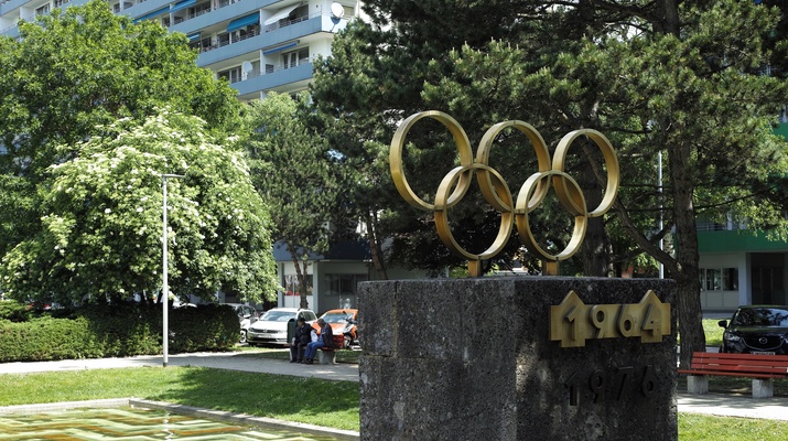 1964 und 1976 fanden in Innsbruck Olympische Winterspiele statt. Das Denkmal befindet sich im O-Dorf. 