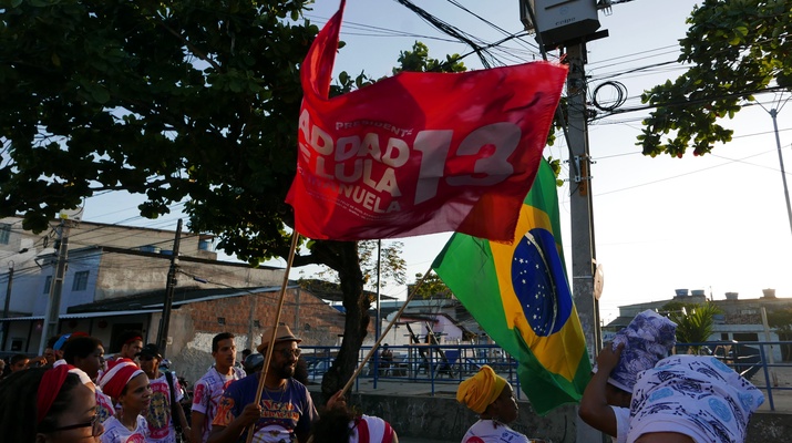 Ein Umzug für Haddad. Demonstranten schwingen die rote Fahne der PT, sowie eine Brasilienfahne.