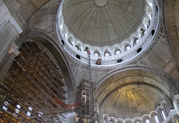 Hram Save. Innen. Größen-Wettkampf mit Moskauer Erlöserkirche.