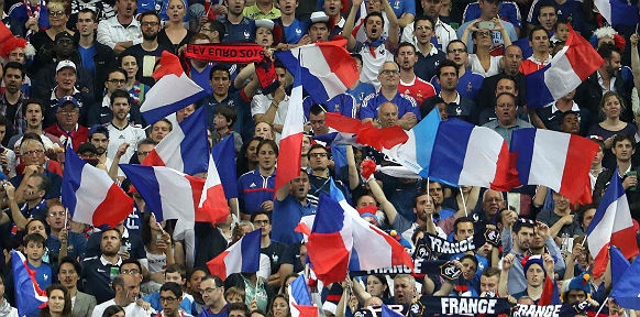APA/AFP/KENZO TRIBOUILLARD Französische Fußballfans