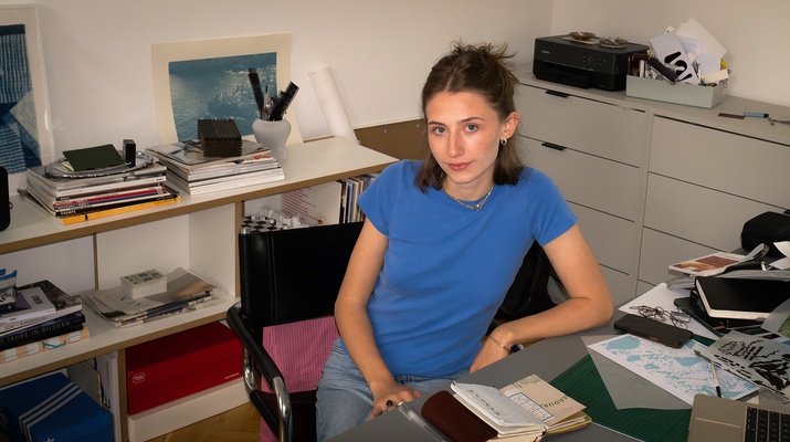 Leonie Streibl an ihrem Schreibtisch