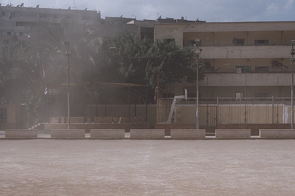Josef Dabernig, Sportplatzpanorama in Cairo, 5-teilig, 2006