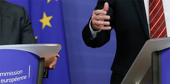 Männerhand vor EU-Fahne