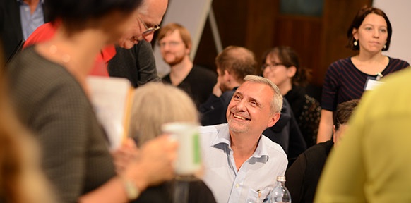 Menschen in Diskussionsrunden