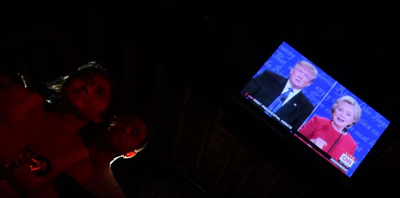 APA/AFP/ROBYN BECK TV-Publikum und Monitore mit Trump und Clinton