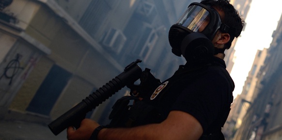 Ein Türkischer Polizist mit Tränengasmaske