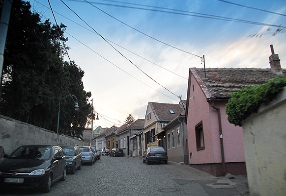 Grinzing? Gasse im alten, Belgrad eingemeindeten, Stadtdörfchen Zemun – Semlin.