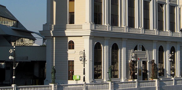 ORF/PETER LACHNIT Schmale Fassade in Skopje
