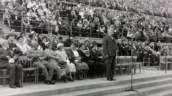 Bürgermeister Seitz bei seiner Ansprache zur Eröffnung des Wiener Prater-Stadions. Unter den Ehrengästen Stadtrat Julius Tandler.