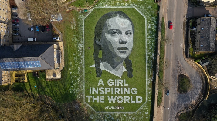Landart-Bild von Greta Thunberg aus der Luft aufgenommen