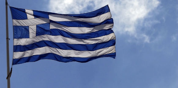 Griechische Fahne weht im Wind
