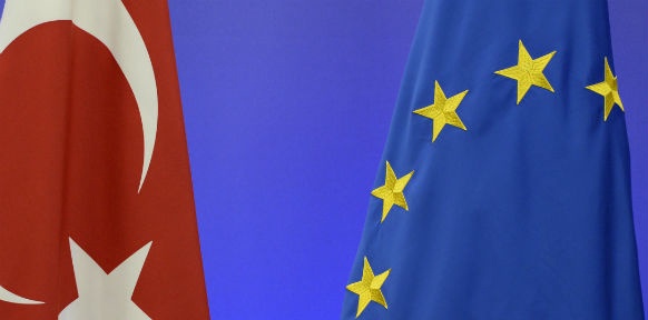 Die türkische Fahne und die EU-Fahne