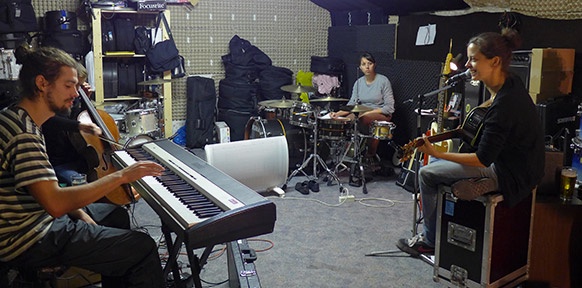 Clara Luzia mit Band im Proberaum