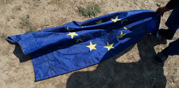 EU-Flagge, am Boden liegend, die Silhouette eines Menschen