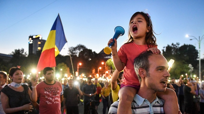 AFP/DANIEL MEHAILESCU Demonstrant mit Kind auf den Schultern
